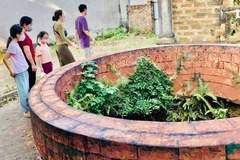 Người dân bức xúc khi giếng cổ Đường Lâm bỗng nhiên 'khoác áo' mới