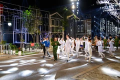 Những con đường, góc phố quen thuộc sẽ hiện lên lung linh, mới mẻ trên sân khấu. (Ảnh: VTV)