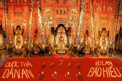 Thực hiện nghi lễ trong mùa Vu lan từ nhiều năm nay đã là một hoạt động không thể thiếu trong tín ngưỡng thờ cúng tổ tiên của người Việt. (Ảnh: PV/Vietnam+)