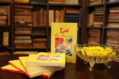 Cuốn sách tập hợp những bài viết của các học giả Việt Nam và Pháp từng đăng trên Tạp chí Đông Dương. (Ảnh: PV/Vietnam+)