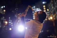 Nghệ sỹ Trần Mạnh Tuấn biểu diễn tối 24/7. (Nguồn: Ngô Trần Hải An/Vietnam+)