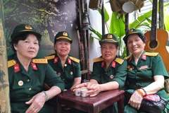 (Từ trái sang) Bà Bùi Thị Vân, Vũ Thị Kim Dung, Nguyễn Thị Hòa và Nguyễn Thị Kim Quy trong một lần gặp mặt, ôn lại chuyện xưa. (Ảnh: Minh Thu/Vietnam+)