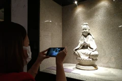 Triển lãm không quá nhiều hiện vật nhưng phản ánh đầy đủ diện mạo gốm Việt qua các thời kỳ. (Ảnh: Minh Thu/Vietnam+)