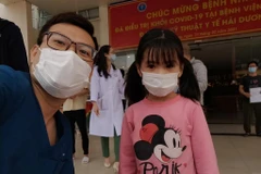 Bác sỹ Ngô Đức Hùng và một em bé ở Hải Dương trong ngày được ra viện. (Ảnh: NVCC)