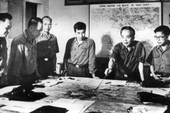 Tại Tổng Hành dinh, Đại tướng Võ Nguyên Giáp cùng các đồng chí trong Quân ủy Trung ương theo dõi, nắm bắt từng bước diễn biến rất nhanh của các mặt trận. (Ảnh trong triển lãm)