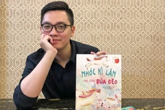 Tác giả Nguyễn Hoàng Vũ và bộ truyện tranh “Khác biệt mới tuyệt làm sao.” (Ảnh: NVCC) 