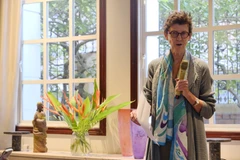 Đại sứ Na Uy, bà Grete Lochen giới thiệu về Bảo tàng Munch tại Oslo. (Ảnh: PV/Vietnam+)