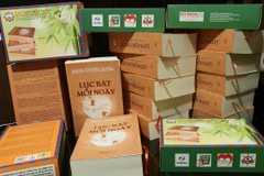 Tuyển tập đồ sộ dày 1.248 trang khổ lớn, tập hợp sáng tác trong hơn 40 năm của tác giả. (Ảnh: NXB Văn học)