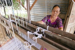 Nhiều gia đình thoát nghèo nhờ vay vốn ưu đãi phát triển nghề truyền thống. (Ảnh: Trần Việt/TTXVN) 