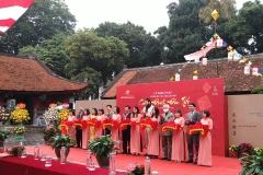 Các đại biểu cắt băng khai mạc triển lãm. (Ảnh: Minh Thu/Vietnam+)