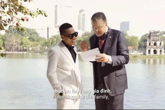 MV được quay ở nhiều địa điểm nổi tiếng như Hồ Gươm, Nhà thờ lớn Hà Nội, Bưu điện Thành phố Hồ Chí Minh. (Ảnh cắt từ clip)