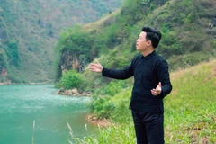 Ca sỹ Vũ Thắng Lợi trong khung cảnh nên thơ bên dòng sông Nho Quế. (Ảnh: NVCC)