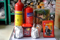 Mặt nạ phòng độc là mặt hàng được người dân tìm mua nhiều trong thời gian gần đây. (Ảnh: Thu Hoài/Vietnam+)