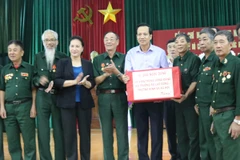 Chủ tịch Quốc hội Nguyễn Thị Kim Ngân và Bộ trưởng Bộ Lao động-Thương binh và Xã hội Đào Ngọc Dung tặng quà thương binh tại Trung tâm Điều dưỡng thương binh Kim Bảng. (Ảnh: PV/Vietnam+)