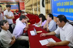 Tư vấn pháp luật cho công nhân lao động. (Ảnh: Trung Kiên/TTXVN)