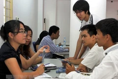 ư vấn cho lao động đi làm việc ở nước ngoài. (Ảnh minh họa: Trần Việt/TTXVN)