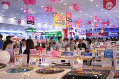 Hàng nghìn người đổ xô đi mua sắm điện máy có mức giảm giá "khủng". (Ảnh: PV/Vienam+)