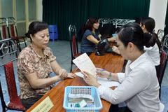 Trả lương hưu, trợ cấp cho người cao tuổi. (Ảnh: TTXVN)