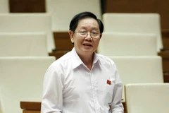 Bộ trưởng Bộ Nội vụ Lê Vĩnh Tân giải trình, làm rõ vấn đề đại biểu Quốc hội đặt câu hỏi. (Ảnh: Văn Điệp/TTXVN)