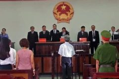 Bị cáo Nguyễn Khắc Thủy lĩnh án. (Ảnh: TTXVN)