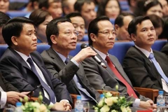 Quyền Bộ trưởng Bộ Thông tin và Truyền thông Nguyễn Mạnh Hùng trả lời câu hỏi về mạng xã hội. (Ảnh: TTXVN) 