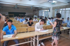 Người lao động thi tiếng Hàn để sang Hàn Quốc làm việc. (Ảnh: Hồng Kiều/Vietnam+)