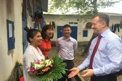 Đại sứ Pháp Bertrand Lortholary tặng hoa cho nữ công nhân tại Vĩnh Phúc. (Ảnh: Hồng Kiều/Vietnam+)
