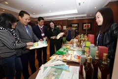 Gian hàng giới thiệu các sản phẩm từ nhiều vùng miền của các cơ sở được sử dụng nguồn vốn ưu đãi hỗ trợ từ IFAD. (Ảnh: PV/Vietnam+)