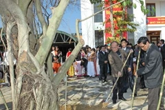 Chủ tịch Quốc hội tiếp xúc cử tri tại trường Đại học Vinh