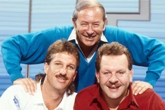 Bình luận viên David Coleman (trái) trong chương trình "Một câu hỏi thể thao". (Nguồn: BBC)