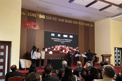 Nghi thức thắp nến tưởng niệm nạn nhân Holocaust tại sự kiện. (Nguồn: Báo Quốc tế)