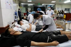 Công nhân phân xưởng sản xuất linh kiện điện tử thuộc Công ty TNHH HS Tech Vina đang điều trị tại Bệnh viện Đa khoa tỉnh Bắc Ninh. (Ảnh: Thái Hùng/TTXVN)