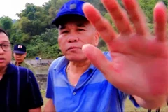 Đối tượng tự xưng là Giám đốc nhà máy giấy Thuận Phát, kẻ trực tiếp hành hung, giật máy quay của nhóm phóng viên. (Ảnh cắt từ clip)