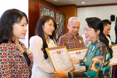 Bà Trần Kim Yến, Chủ tịch Ủy ban Mặt trận Tổ quốc Việt Nam Thành phố Hồ Chí Minh, trao tặng Bằng khen cho các tập thể và cá nhân có thành tích xuất sắc trong các hoạt động, vận động ủng hộ các nguồn quỹ trong năm 2022 và công tác chăm lo Tết Nguyên đán Qu