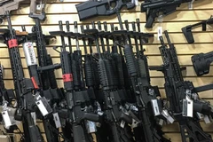 Súng trường bán tự động được bày bán tại một cửa hàng ở Las Vegas, bang Nevada, Mỹ. (Ảnh: AFP/TTXVN)