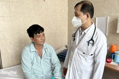 Thạc sỹ-bác sỹ Nguyễn Thanh Nhựt, Trưởng khoa Tim mạch can thiệp, thăm khám cho bệnh nhân. (Nguồn: Báo Đồng Nai)