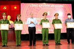 Chủ tịch UBND tỉnh An Giang Nguyễn Thanh Bình trao thưởng cho các tập thể, cá nhân có thành tích xuất sắc trong điều tra, khám phá nhanh vụ vận chuyển trái phép 18,6kg ma túy từ Campuchia vào Việt Nam qua địa bàn ấp An Khánh, xã Khánh An, huyện An Phú, tỉ