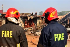 Hỏa hoạn đã thiêu rụi ít nhất 100 nhà tạm. (Nguồn: Anadolu)