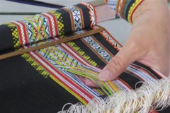 Mỗi hoa văn, họa tiết trên thổ cẩm đều mang ý nghĩa riêng biệt, do các nghệ nhân sáng tạo ra. (Ảnh: Dư Toán/TTXVN)