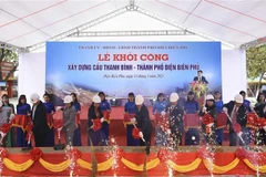 Các đại biểu thực hiện nghi thức khởi công xây dựng cầu Thanh Bình. (Ảnh: Xuân Tư/TTXVN)
