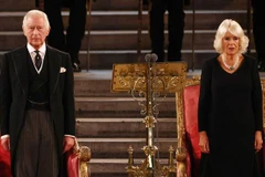 Vua Charles III và Hoàng hậu Camilla. (Ảnh: AFP/TTXVN)