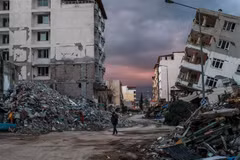 Nhiều tòa nhà bị sập trong trận động đất ở Samandag, Thổ Nhĩ Kỳ. (Ảnh: AFP/TTXVN)