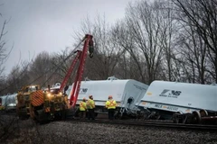 Lực lượng cứu hộ khẩn cấp làm nhiệm vụ tại hiện trường vụ tàu hỏa chở hóa chất bị trật bánh ở bang Ohio, Mỹ ngày 4/2. (Ảnh: AP/TTXVN)