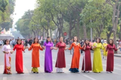 Phụ nữ Thủ đô duyên dáng trong tà áo dài. (Ảnh: Tuấn Đức/TTXVN)