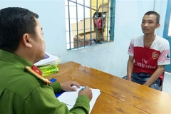 Đối tượng Lê Vinh Lam tại cơ quan công an. (Ảnh: TTXVN phát)