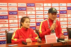 HLV của đội nữ U20 Việt Nam Akira Ijiri phát biểu tại cuộc họp báo. (Ảnh: Tạ Toàn/TTXVN)