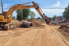 Dự án đầu tư công Chương trình mục tiêu xây dựng nông thôn mới tại xã Kim Long, huyện Châu Đức đang được khẩn trương thi công. (Ảnh: Hoàng Nhị/TTXVN)