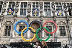 Biểu tượng Olympic tại Paris, Pháp. (Ảnh: AFP/TTXVN)