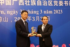 Bí thư Tỉnh ủy Lạng Sơn Nguyễn Quốc Đoàn (phải) và Bí thư Khu ủy Khu tự trị dân tộc Choang Quảng Tây Lưu Ninh trao quà lưu niệm. (Ảnh: Quang Duy/TTXVN)