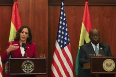 Phó Tổng thống Mỹ Kamala Harris (trái) trong buổi họp báo chung với Tổng thống Ghana Nana Akufo-Addo sau hội đàm song phương. (Ảnh: AFP/TTXVN)